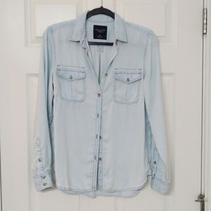 American Eagle Chambray Light Wash Long Sleeve